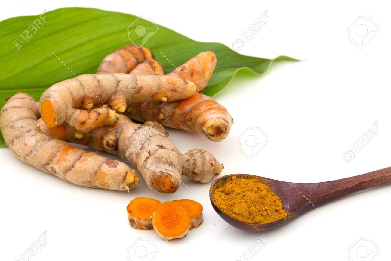 144258038-c&uacute;rcuma-curcumina-en-polvo-en-cuchara-de-madera-con-hojas-verdes-y-ra&iacute;z-de-c&uacute;rcuma-org&aacute;nica-cruda-sobre-blanco-ba