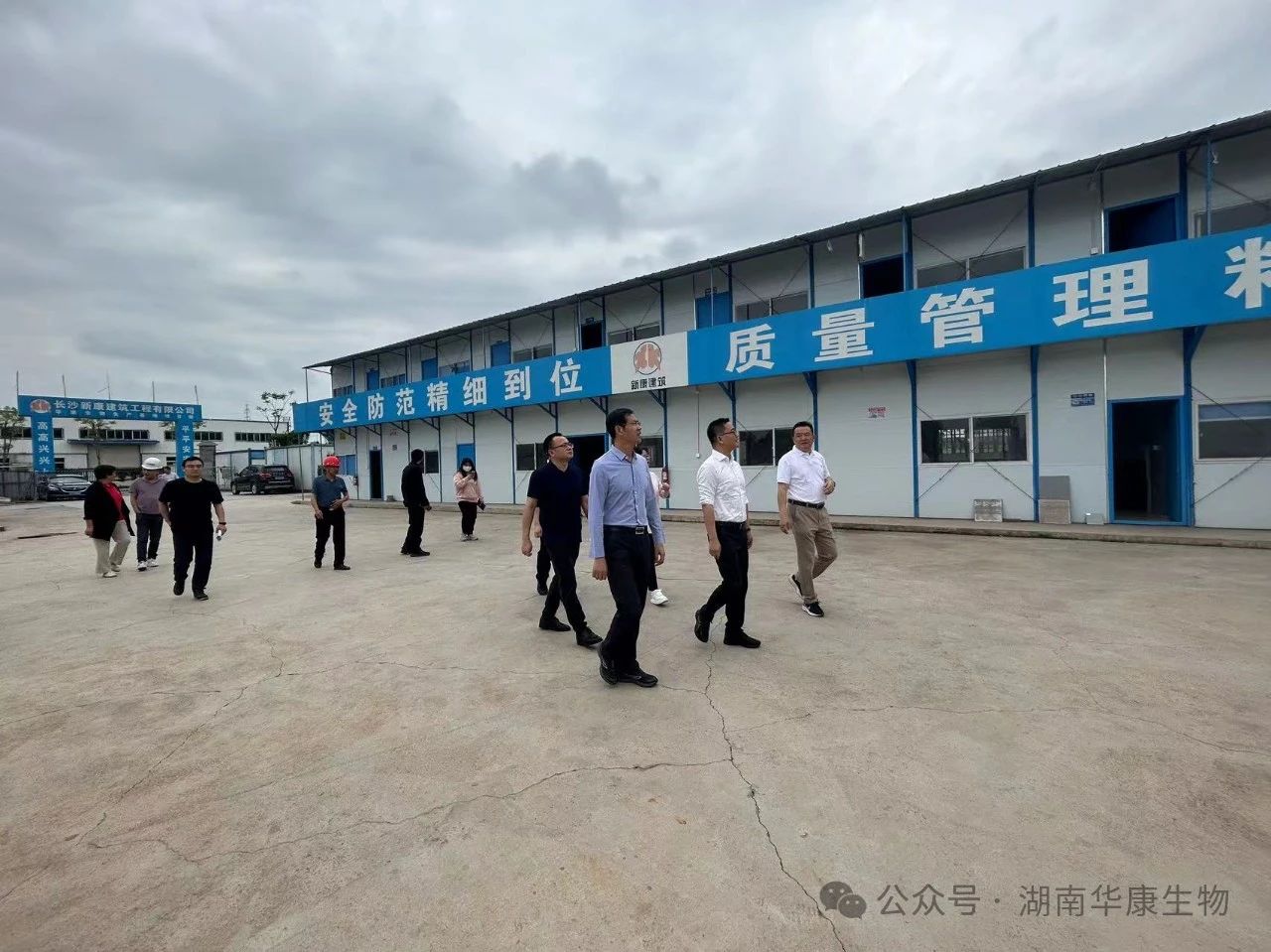 Liu Yaliang, miembro del comité permanente del comité del partido municipal de Zhuzhou y teniente de alcalde, y su delegación visitaron la base de producción biológica de Huakang para fines de investigación y orientación